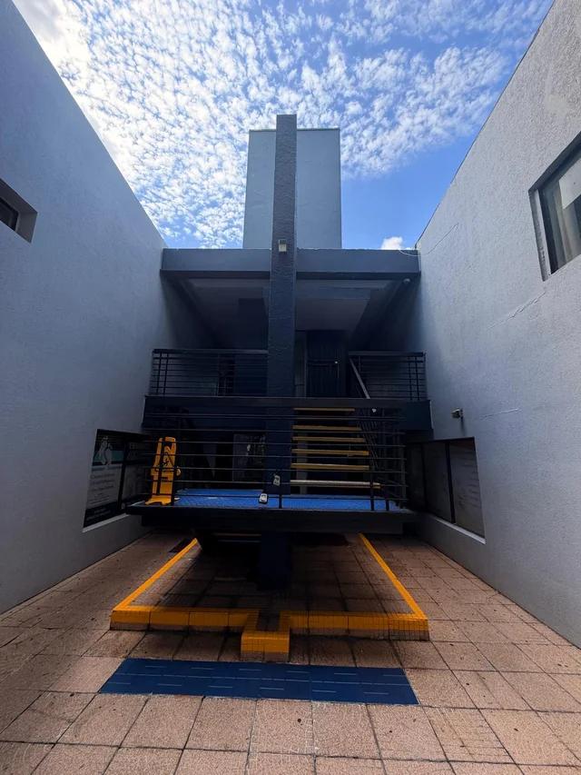Escalera del patio con bordes amarillos