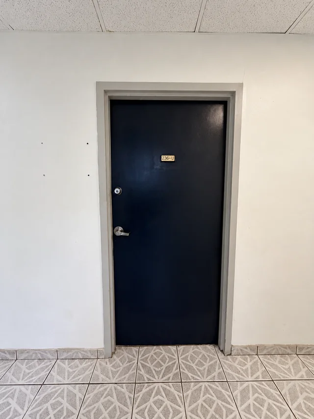 Puerta de la oficina identificada como 236-U