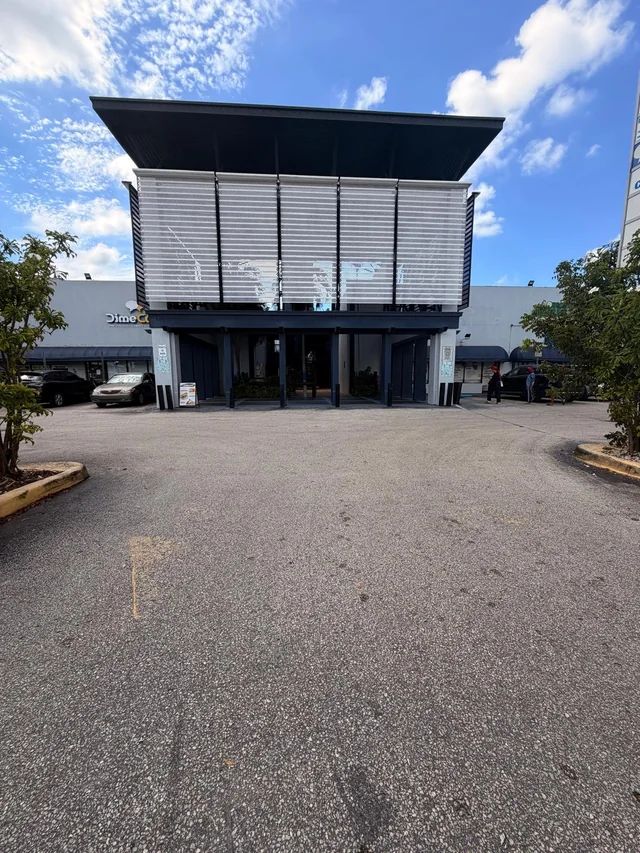 Entrada debajo de los paneles metálicos plateados
