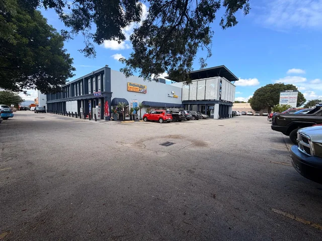 Edificio y acceso desde el estacionamiento de 3750 W 16th Avenue