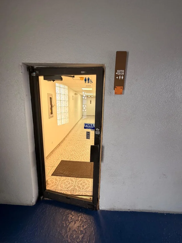 Puerta de cristal de acceso al pasillo de las suites